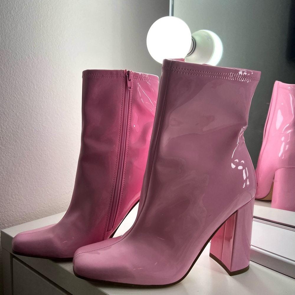 Steve Madden Patent Leather Pink Booties in a size 8.5 💕🎀